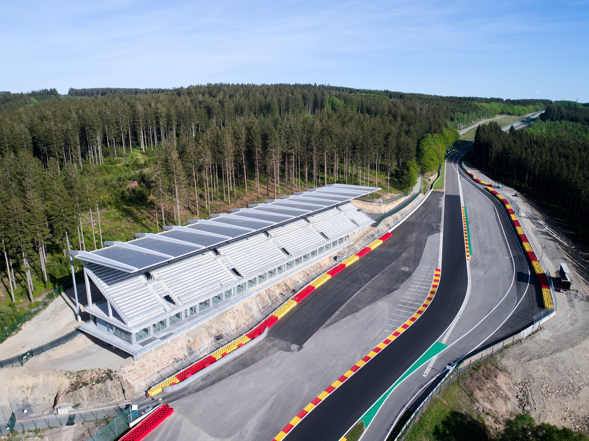 La Tribune Raidillon du Circuit de Spa-Francorchamps reçoit le « Precast in Structures Awards 2022 »